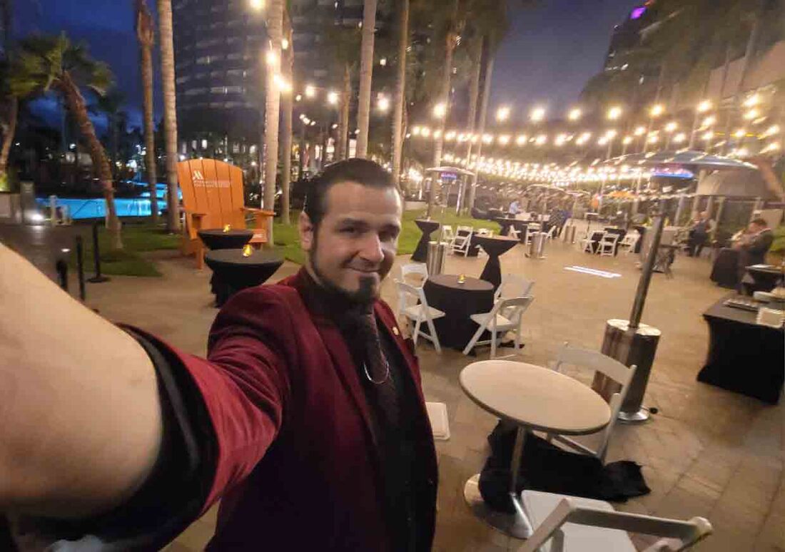 San Diego magician Matthew King at corporate event on hotel patio in front of tables