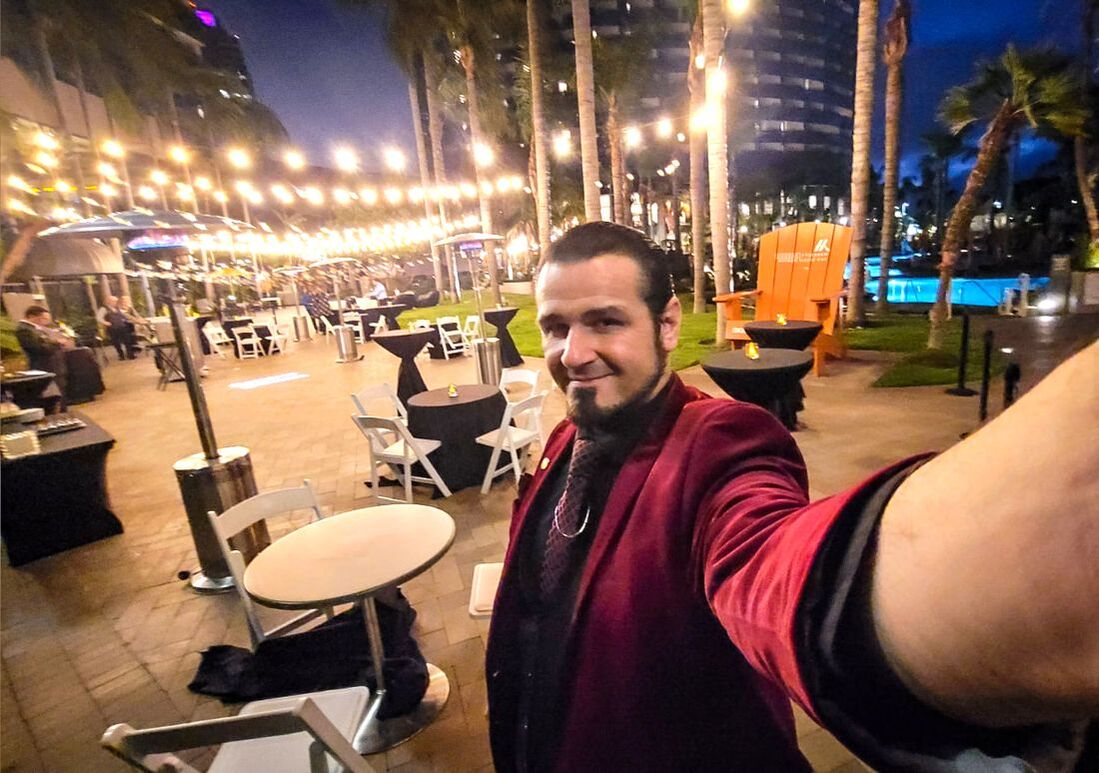 San Diego magician Matthew King at corporate event on hotel patio in front of tables